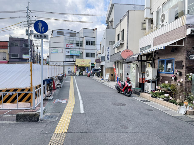 駅を背に向けた写真